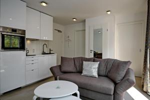 海利根达姆Linden-Palais Wohnung 39的客厅配有沙发和桌子