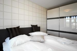 海利根达姆Linden-Palais Wohnung 01的床上有2个白色枕头