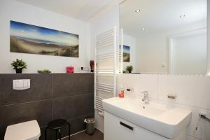 海利根达姆Linden-Palais Wohnung 02的白色的浴室设有水槽和镜子