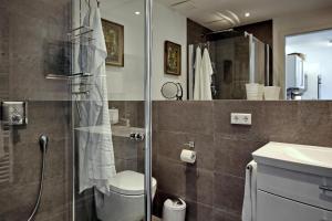 海利根达姆Linden-Palais Wohnung 30的带淋浴、卫生间和盥洗盆的浴室
