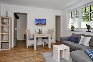 海利根达姆Linden-Palais Wohnung 08的客厅配有沙发和桌子