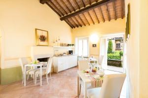 皮恩扎La Chiocarella的厨房以及带桌椅的用餐室。
