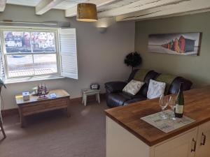 惠特比Whitby Sea View Cottage的客厅配有沙发和桌子
