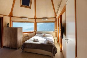 安泰伊-萨伊恩特-安德尔埃DalaiLama Village的一间卧室设有一张床和一个大窗户