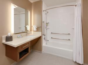 俄克拉何马城Staybridge Suites - Oklahoma City - Downtown, an IHG Hotel的带淋浴、盥洗盆和卫生间的浴室