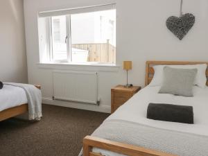 本泰兰Seascape的一间卧室设有两张床和窗户。