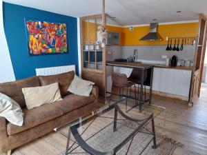 Saint-Rambert-en-BugeyLA KAIGA的带沙发的客厅和厨房