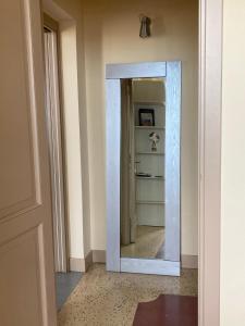 卡斯泰尔菲达尔多ROSSO DI SERA的走廊上,房间里带镜子