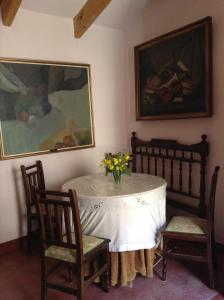 RicoteCasica de Perintín Cottage的一张桌子,花瓶和两把椅子