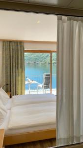 蓬泰特雷萨特雷萨湾酒店的一间卧室设有一张床,享有阳台的景色