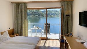 蓬泰特雷萨特雷萨湾酒店的酒店客房设有一张床和一个美景阳台