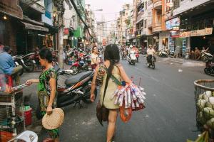 胡志明市J&K Hotel的两个女人沿着繁忙的城市街道走