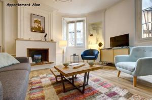 瓦讷Appartements de caractère centre的带沙发和壁炉的客厅
