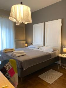 博尔戈马内罗Le Camere di Garibaldi的一间卧室配有两张床和吊灯。