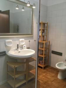 博尔戈马内罗Le Camere di Garibaldi的一间带水槽、镜子和卫生间的浴室