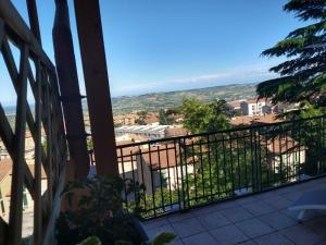 雷卡纳蒂Il Viandante的房屋的阳台享有风景。