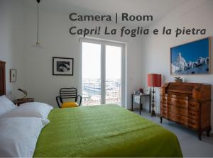 那不勒斯B&B ICHOME NAPOLI - Maison d'Artiste的一间卧室配有一张带绿毯的大床