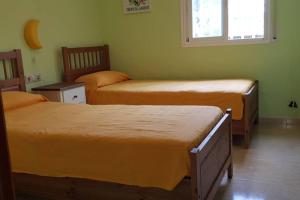 迈阿密普拉特亚Villa MIAMI PLAYA EN ESPAGNE的客房设有两张床和窗户。