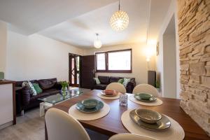 班斯卡-比斯特里察Apartman MANDALA的用餐室以及带木桌和椅子的客厅。