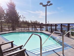 尤克卢利特黑岩海滨度假酒店的浅蓝色海水游泳池