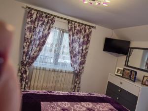 瓦马Casa Luca的一间卧室设有紫色的床和窗户