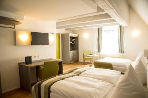 海德堡施洛斯酒店的酒店客房设有两张床和电视。