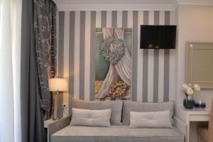 乐托卡亚Epavlis Luxury apts的带沙发和绘画的客厅