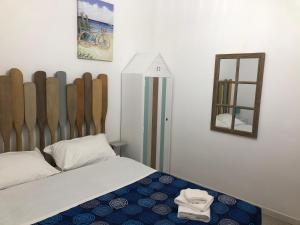 坎波马里诺Sunrise的一间卧室配有一张床和镜子