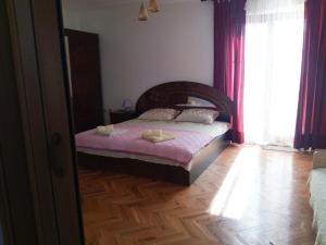 索科矿泉村Smestaj Gmitrovic的一间卧室配有一张床,上面有两条毛巾