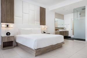 格雷斯湾Wymara Resort & Villas的一间带白色大床的卧室和一间浴室