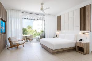 格雷斯湾Wymara Resort & Villas的酒店客房设有一张床和一个阳台。