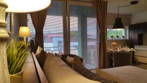 赫拉德茨 - 克拉洛韦Apartment Holata 401的带沙发和大窗户的客厅