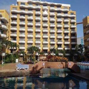 波拉马尔Hotel Margarita Dynasty的一座游泳池位于酒店前方,设有一座建筑