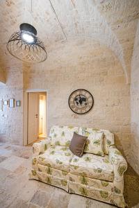 阿尔贝罗贝洛Petra Suite的客厅设有一张石墙沙发