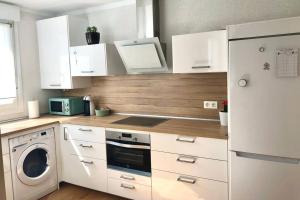 贝梅奥KIKU Apartments的厨房配有白色橱柜和洗衣机。