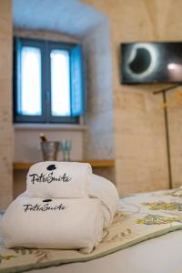 阿尔贝罗贝洛Petra Suite的床上的一大堆毛巾