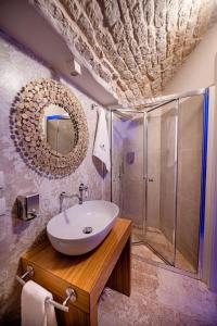阿尔贝罗贝洛Petra Suite的一间带水槽和淋浴的浴室