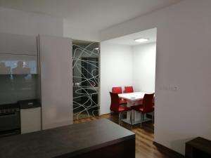 布拉迪斯拉发Foreta的厨房以及带桌子和红色椅子的用餐室。