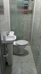 特林达德Pousada Sossego da Vila - Trindade Paraty的一间带卫生间和水槽的浴室