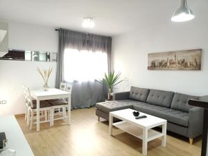 圣费尔南多Apartamentos Coralba - El Escondite de la Bahía的客厅配有沙发和桌子