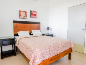 ChablekalCasa Bakab By Rotamundos的一间卧室配有一张大床和木制床头板