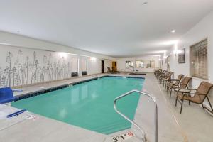 克洛维斯Sleep Inn的一座配有桌椅的酒店游泳池