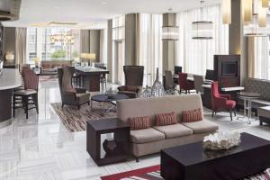 怀特普莱恩斯怀特普莱恩斯坎布里亚套房酒店 - 市中心的客厅配有沙发和桌椅