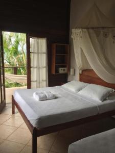 阿布拉奥塔格马格旅馆的一间卧室配有一张带白色床单的床和一扇窗户。