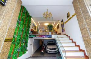 归仁Mira Eco Hotel Quy Nhơn的车库里的一个走廊,有停车位