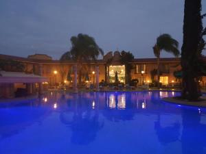 阿瓜斯卡连特斯哈深达德拉诺里亚大酒店的晚上在酒店前面的一个游泳池
