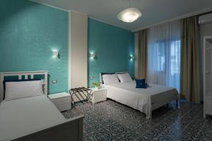 索伦托瑞夫酒店的酒店客房设有两张床和窗户。