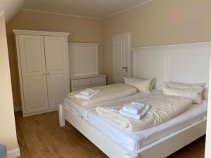 施塔德Herbst Prinz的卧室配有带毛巾的大型白色床