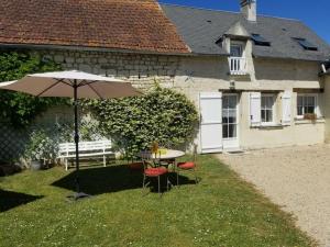 Savigny-en-véronGîte Savigny-en-Véron, 3 pièces, 4 personnes - FR-1-381-209的房屋前的桌椅和遮阳伞