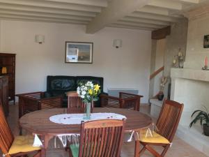 Savigny-en-véronGîte Savigny-en-Véron, 3 pièces, 4 personnes - FR-1-381-209的客厅配有木桌和椅子